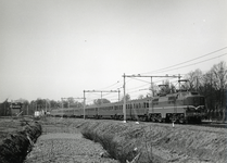 808550 Afbeelding van de electrische locomotief nr. 1211 (serie 1200) van de N.S. met trein 776 (Amsterdam-Köln) bij ...